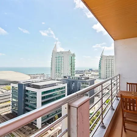 アパート Haven In - Exquisite 15th And Floor With Elevators, Parking And An Incredible View From The 7 Meters Balcony To The Longest Waterfront In リスボン